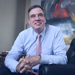 Mark Warner, a 'Business Guy' Democrat, Lands Back in the Fray - The New  York Times